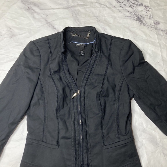 White House Black Market Cropped Jacket Size 2 , good condition but not new - Picture 2 of 6